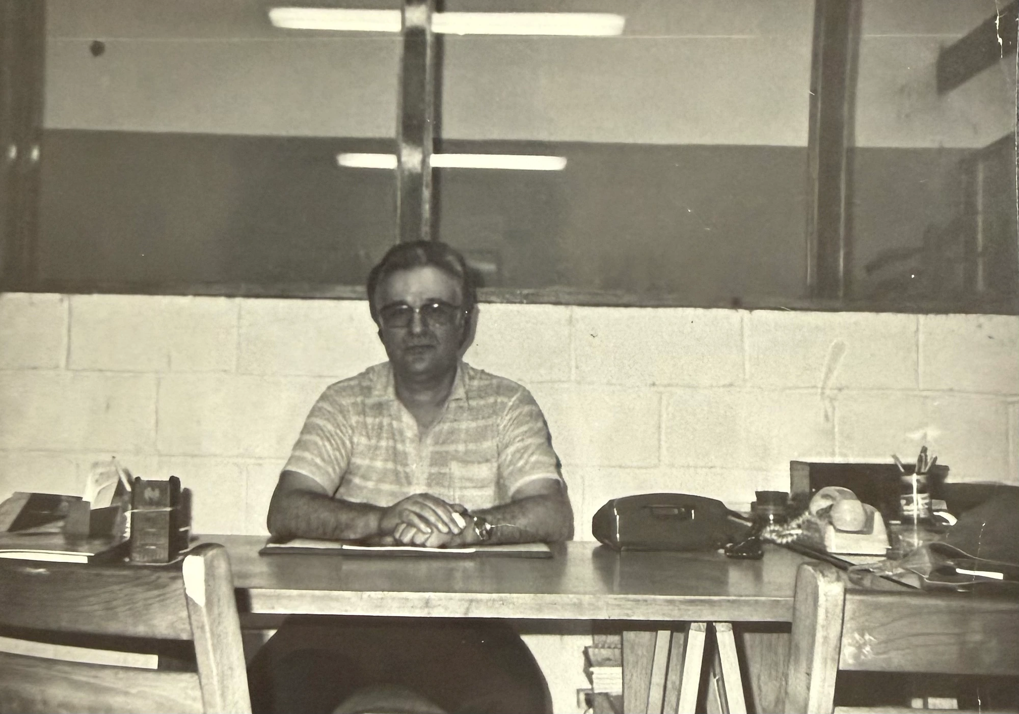Hilto Cardoso sentado à mesa de trabalho no escritório da Linotec